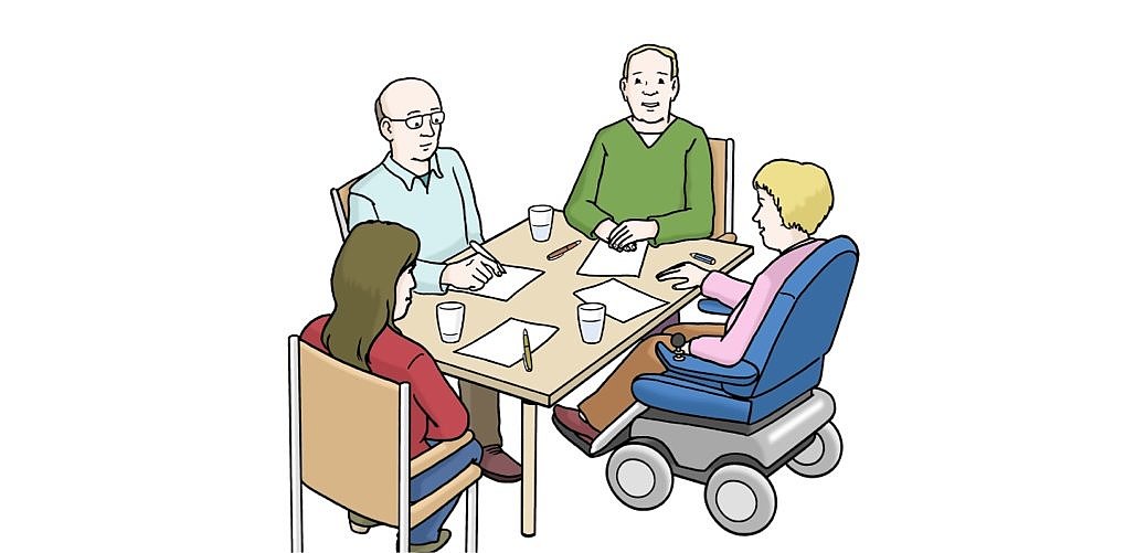 Vier Menschen sitzen um einen Tisch