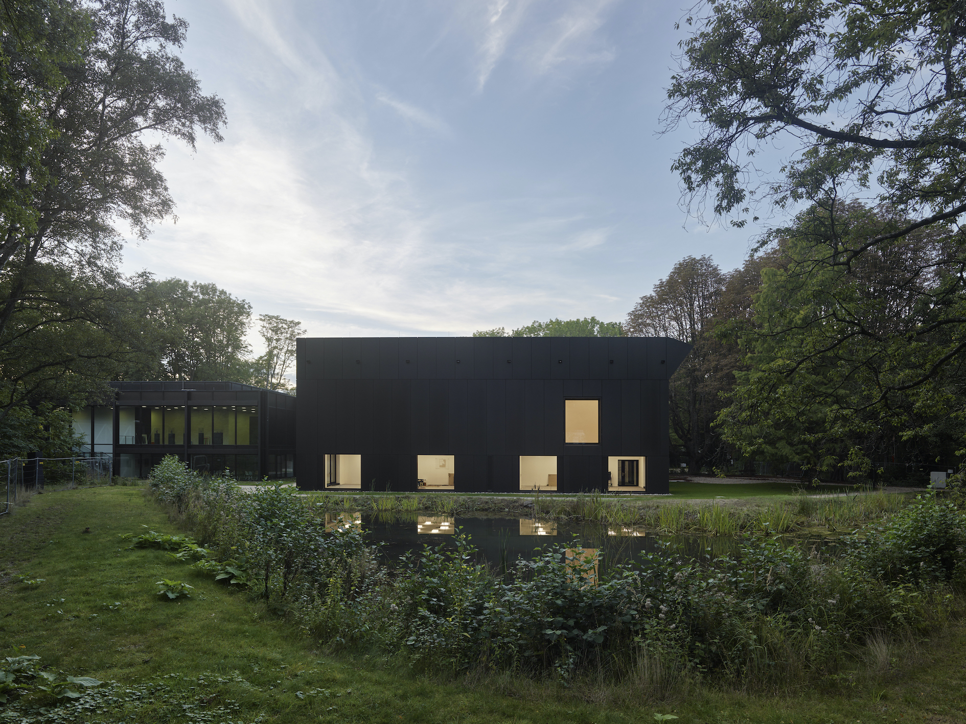Schwarze Fassade des Josef-Albers-Museum mit kleiner Teich im Vordergrund